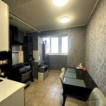 Академіка Корольова вул., 71/1