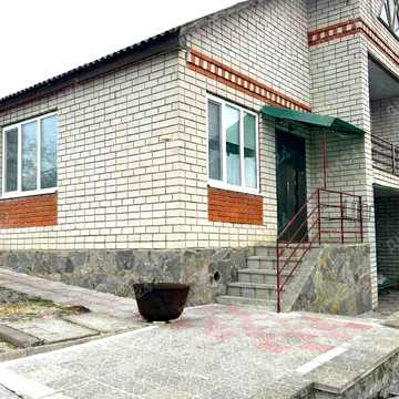 Центральна, 1