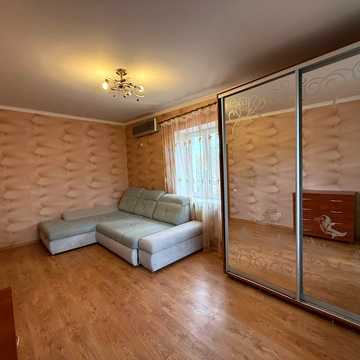 Космонавтів вул., 14