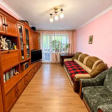 Космонавтів вул., 56