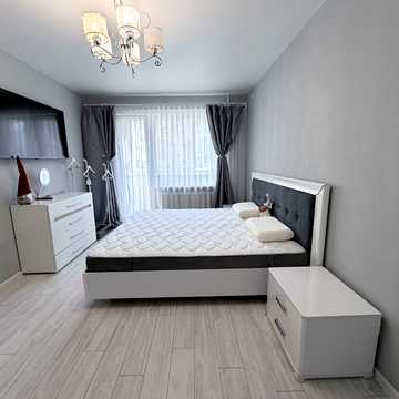 Академіка Корольова вул., 71