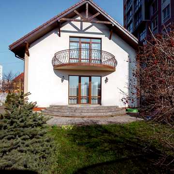 Богдана Хмельницького вул., 215