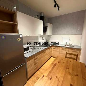 Дніпровська набережна вул., 23