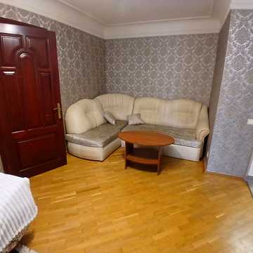 Леоніда Первомайського вул., 11