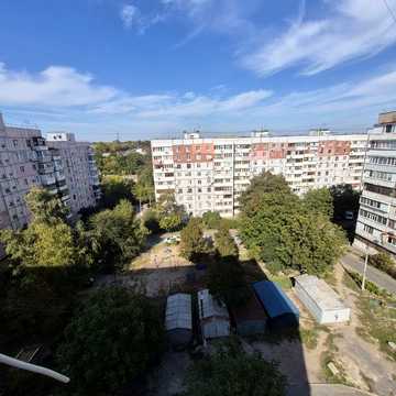 Чарівна вул., 105