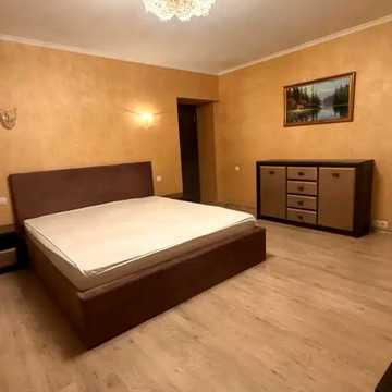 Менахем-Мендл Шнеєрсона вул. (Мініна), 5