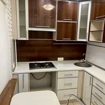 Лахтинська вул., 2/6
