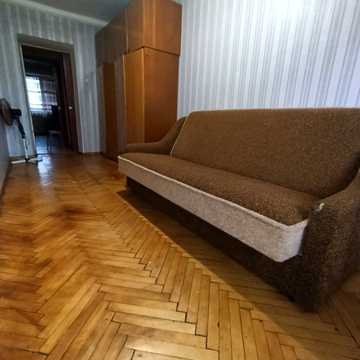 Космонавтів вул., 1