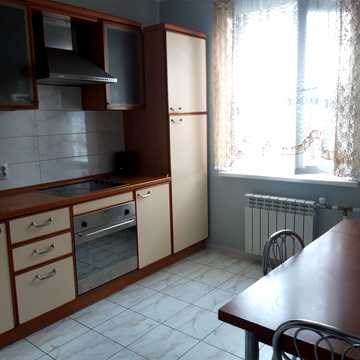 Макіївська вул., 10