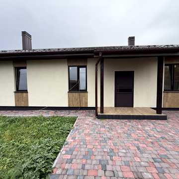 Євгена Плужника вул.