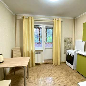 Анни Ахматової вул., 15