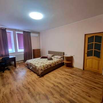 Миколи Бажана просп., 10