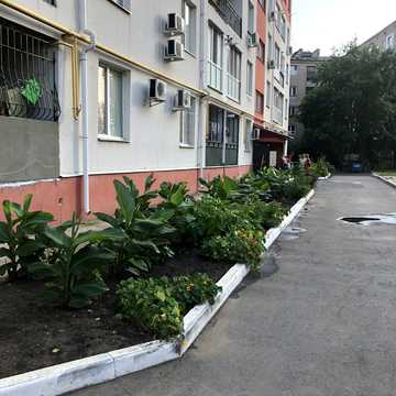 Червона вул., 14