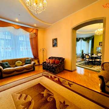 Михайла Грушевського вул., 1