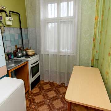 Центральна, 1