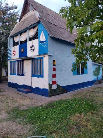 Дача у озера, хвойный лес.