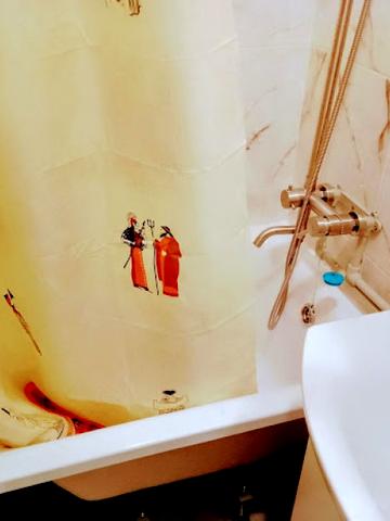 Коричнево-красная квартира студия