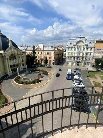 Продається 4-х кімнатна квартира на Театральній Площі