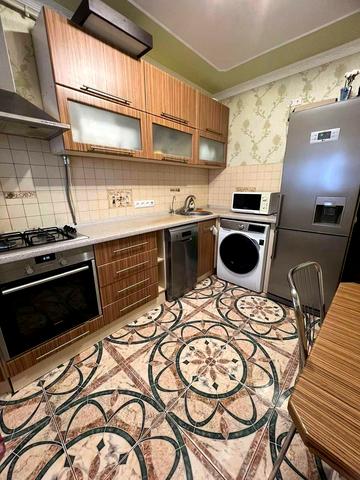 Металургів вул., 30