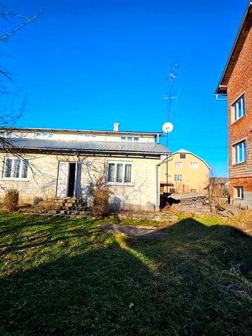 Продається добротний цегляний будинок з гаражем та літньою кухнею...