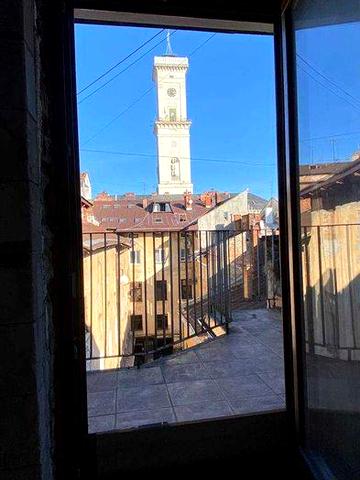 Продаж дворівневої квартири з терасою Площа Ринок\Театральна.