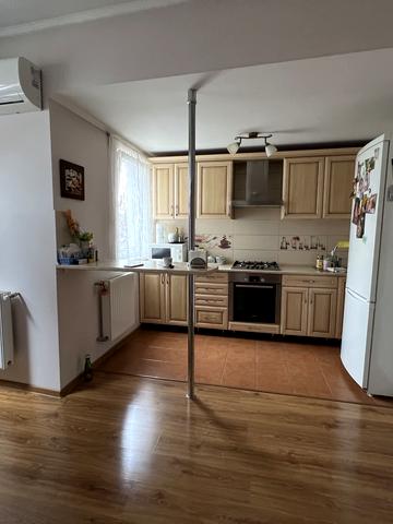 Українська вул., 10