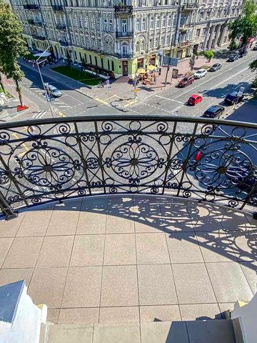 Богдана Хмельницького 33/34,  в історичному центрі. Без%