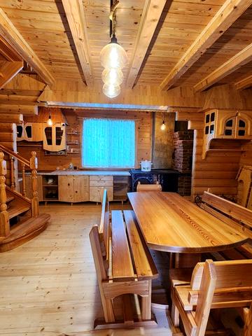 Затишний деревяний будинок з унікальною територією біля лісу.