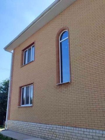 Великий будинок недалеко від центру міста