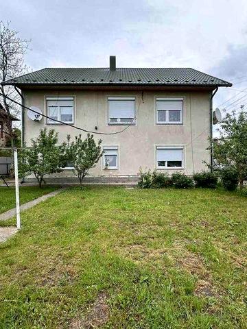 Будинок двох поверховий