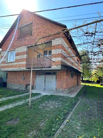 Продається 3 поверховий будинок в смт. Тересва