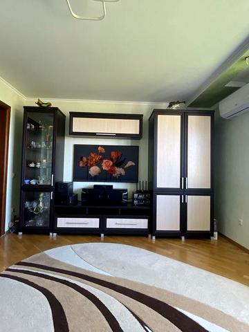 Продам 2-х кім. квартиру в новобудові  з дорогим ремонтом та меблями.