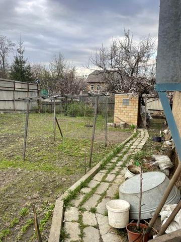 Продам будинок 1/3  зі землею