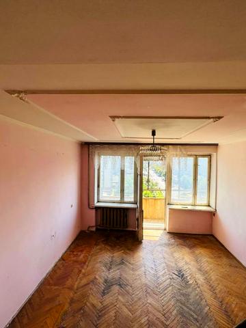 Тролейбусна вул., 12