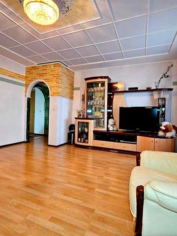 Продається простора дворівнева 3-кімнатна квартира...