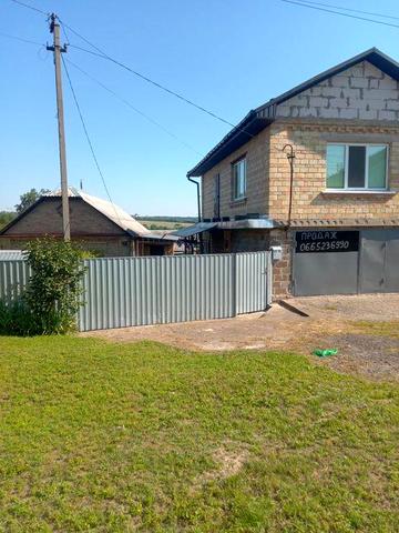 Продаж двох будинків на одній ділянці