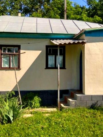 Продам хату з городом.Велика територія.