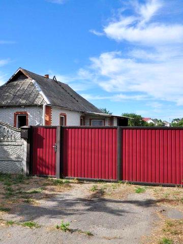 Цегляний будинок в центрі с. Матюші