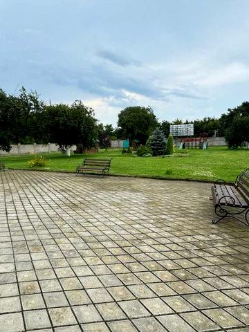 Продаж заміського будинку з великою земельною ділянкою