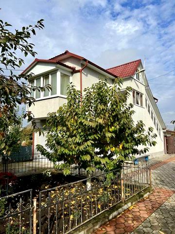 Двоповерховий будинок по Коріатовичів торг