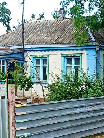 село Капустинці невеликий будинок, центр села, є магазини та школа.