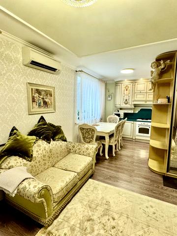 Володимира Антоновича вул. (Свердлова), 26