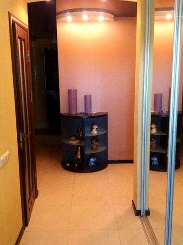 Пів особняка в історичній частині міста, свій двір