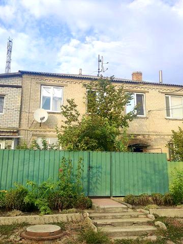 Трикімнатна квартира в центрі селища