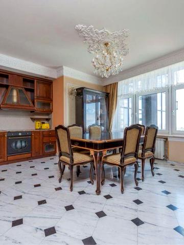 Продаж 4 кімнатноі квартпри бульвар лесі Украінки 23