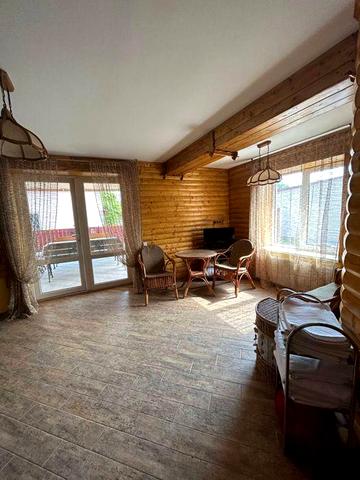 Довготривала будинку біля озера