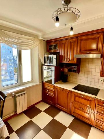 Червоної Калини просп. (Володимира Маяковського), 72