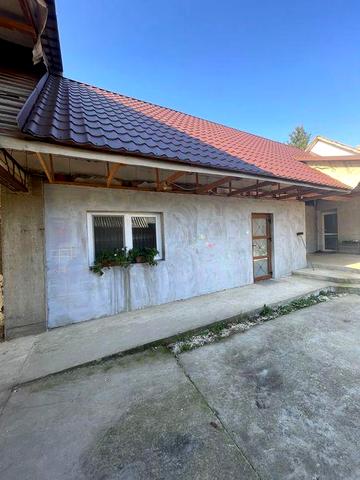 Продається будинок з земельною ділянкою.