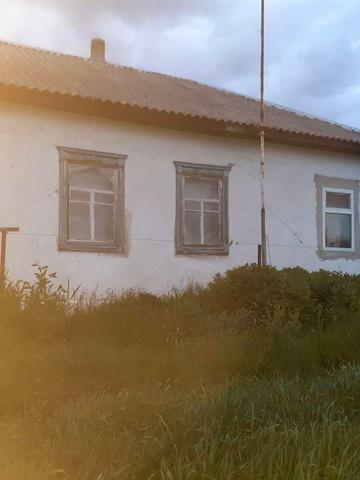 Продам будинок в центрі села Русанів.