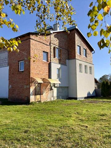 Продається частина цегляного будинку на вїзді в с.Лішня!!!